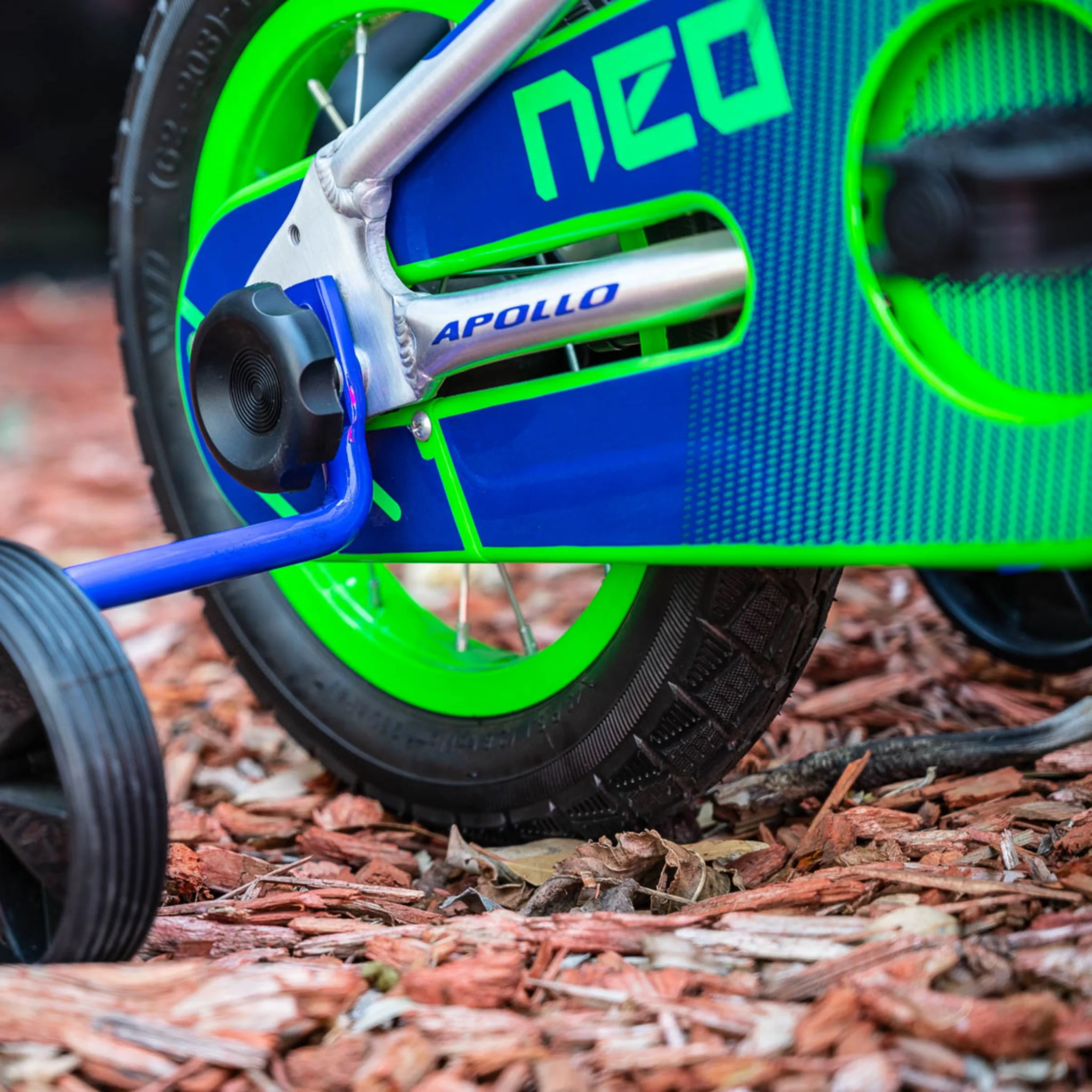 Apollo Neo 12" Kids Bike Brushed Alloy/Green/Navy - Image 2