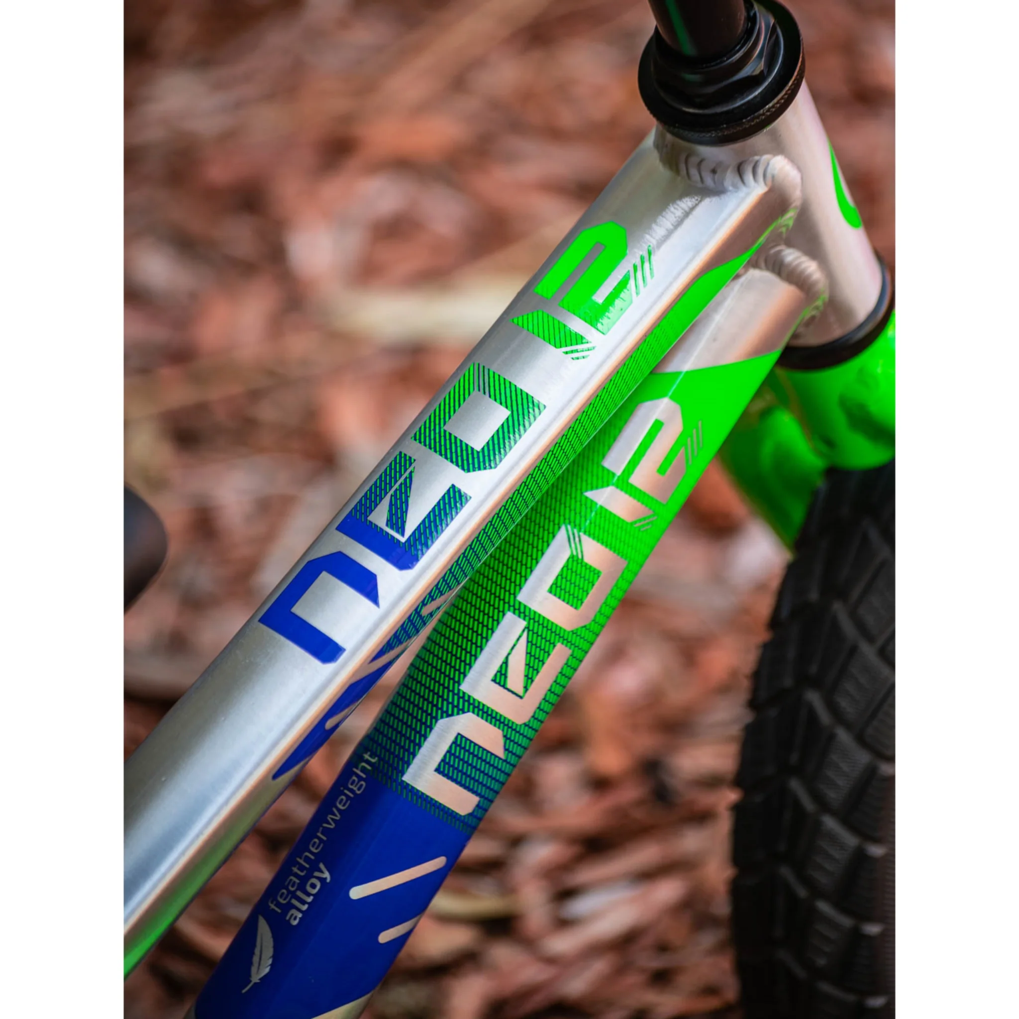 Apollo Neo 12" Kids Bike Brushed Alloy/Green/Navy - Image 4