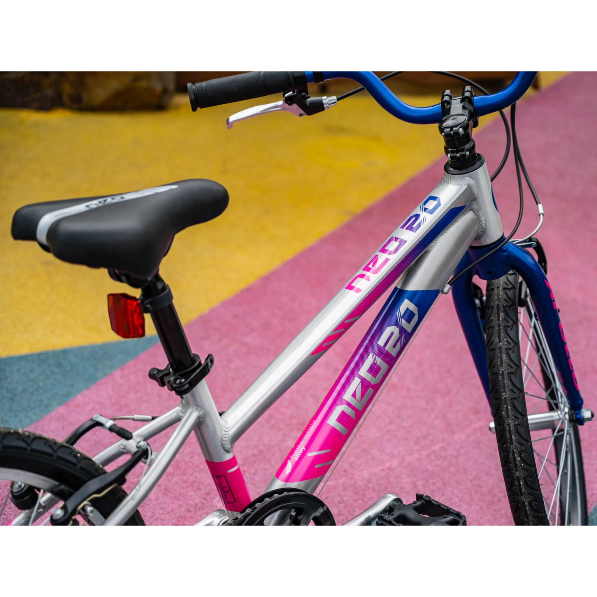 Apollo Neo 20" Kids Bike 6-Speed Brushed Alloy/Navy/Pink - Image 3