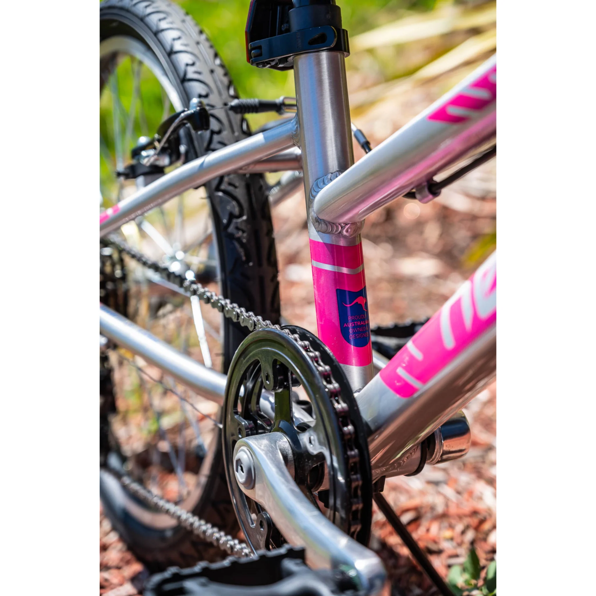 Apollo Neo 20" Kids Bike 6-Speed Brushed Alloy/Navy/Pink - Image 4