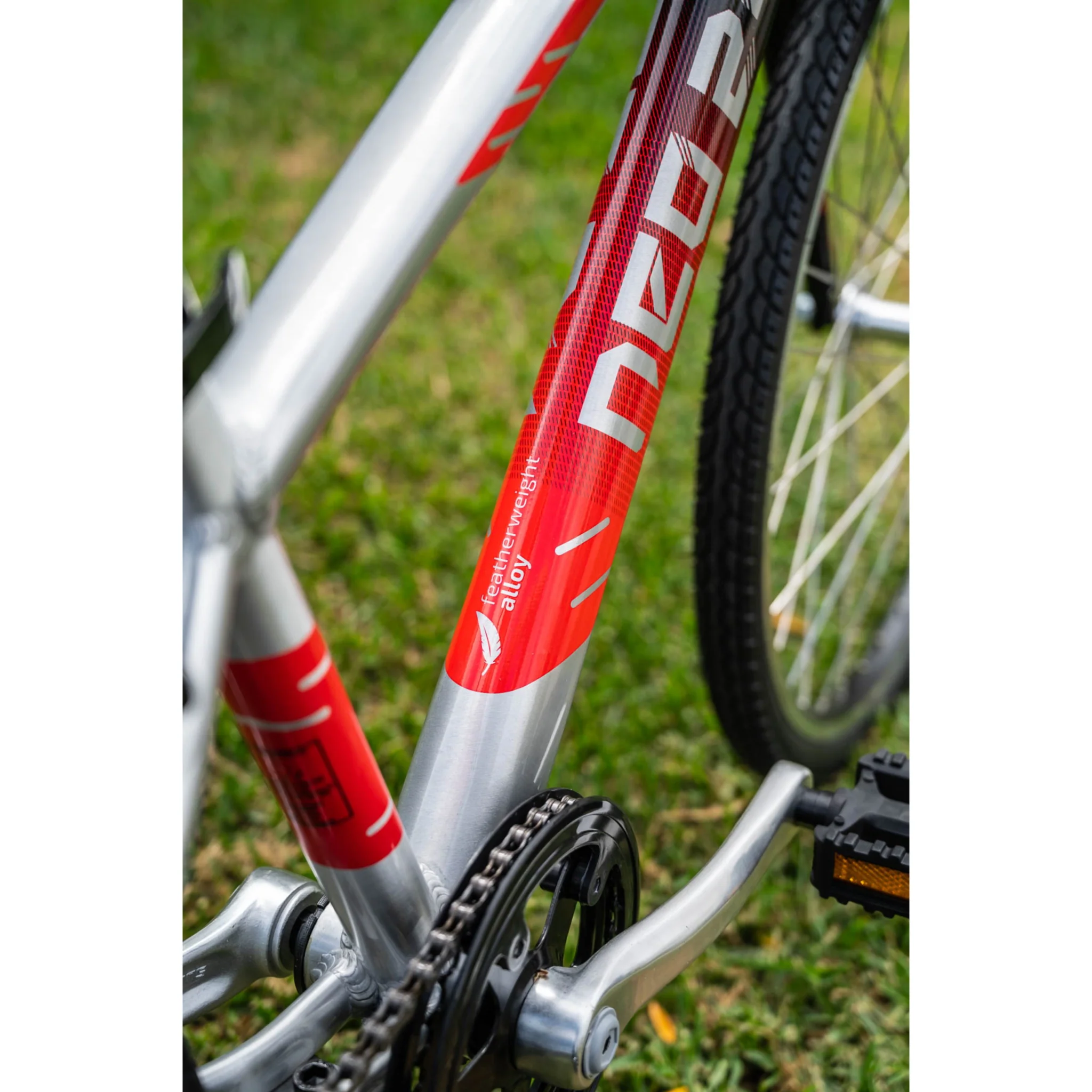 Apollo Neo 24" Kids Bike 7-Speed Brushed Alloy/Black/Red - Image 6