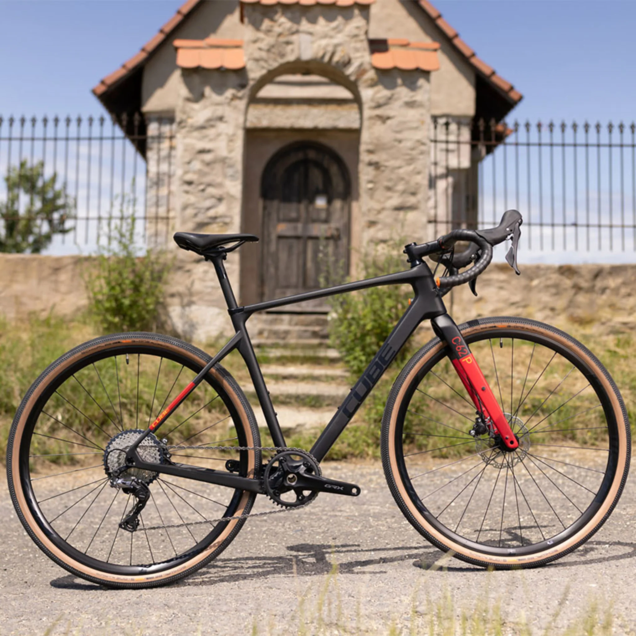 Cube Nuroad C:62 Pro Gravel Bike Carbon 'n' Red - Image 2