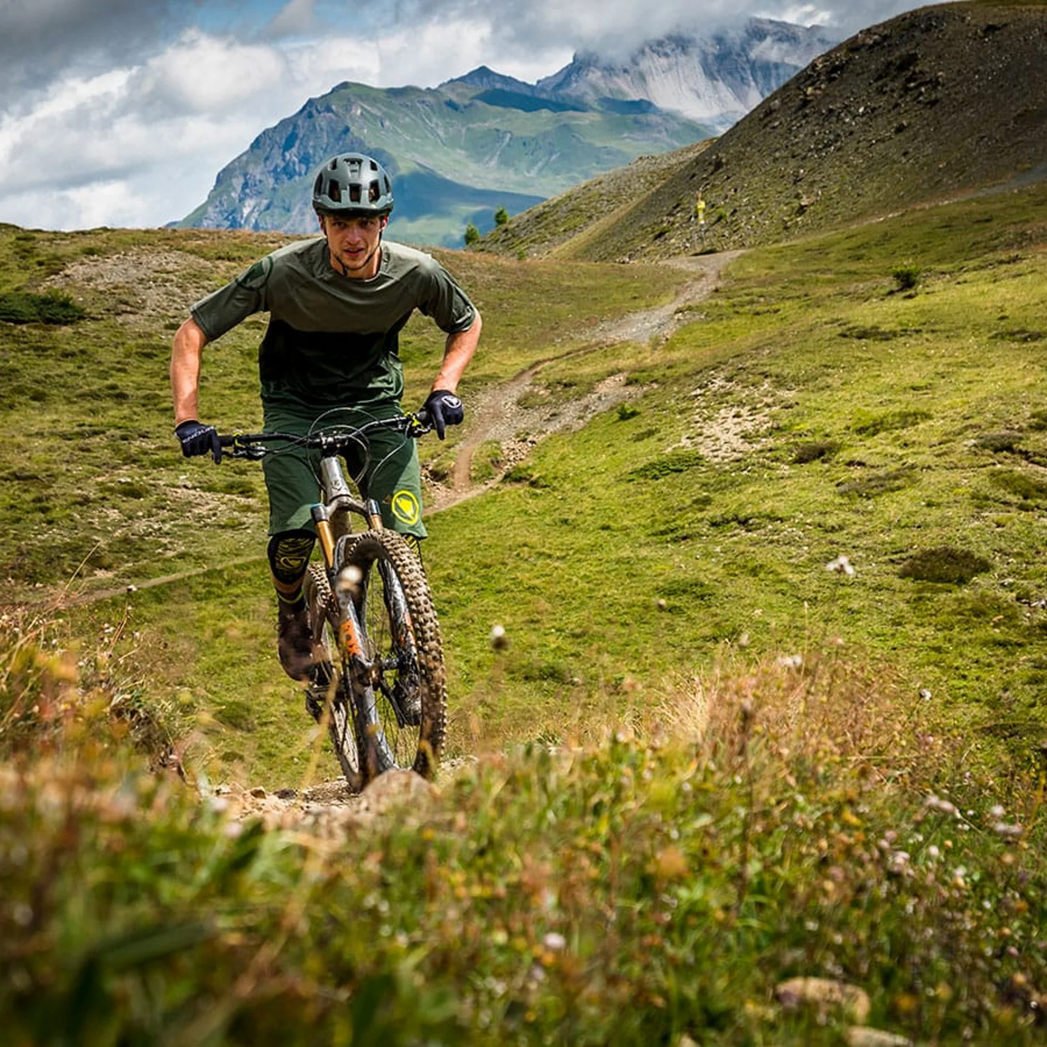 Endura SingleTrack Core Trail Jersey Olive Green - Image 2